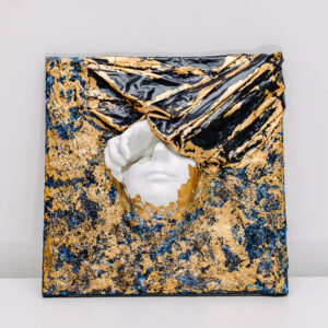 Mit mir selbst verbunden – skulpturales Hochrelief von Marianna Ackermann, Mixed Media Kunstwerk 40x40 cm mit Blattmetall, Weiß-Blau-Gold, 3D-Relief auf Leinwand