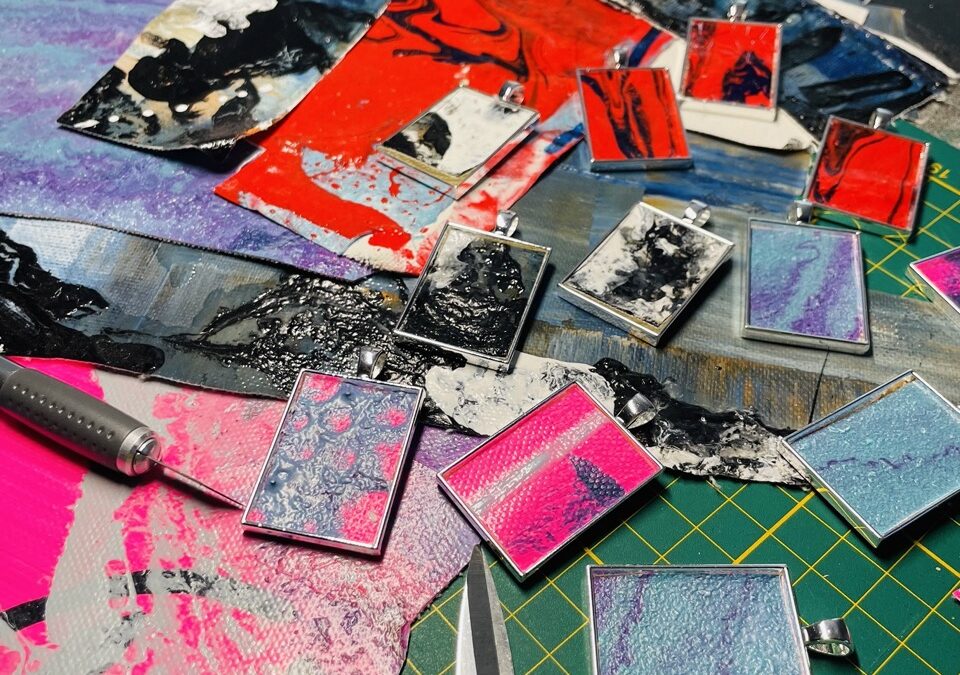 Anhänger aus originalen Leinwandfragmenten im Atelier von LadyMARIANN-Arts