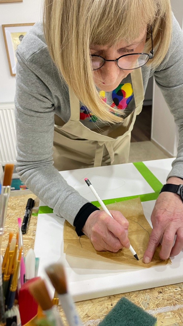 Teilnehmerin arbeitet konzentriert an einer abstrakten Leinwand während des Kopf-FREI-Art-Workshops im Atelier von LadyMARIANN-Arts.