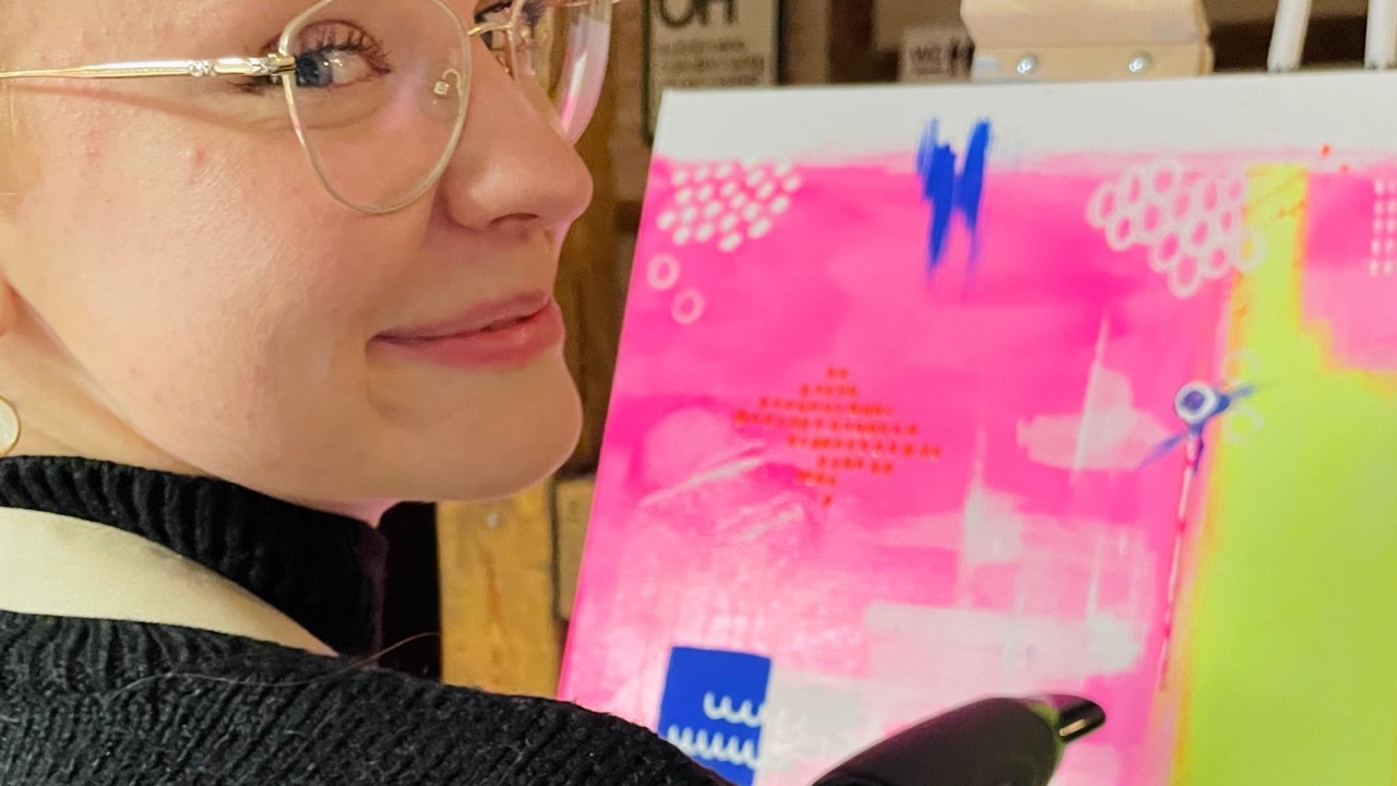 Freude beim Entstehungsprozess eines Werks bei den Kopf-FREI-Art-Workshops im Atelier von LadyMARIANN-Arts.