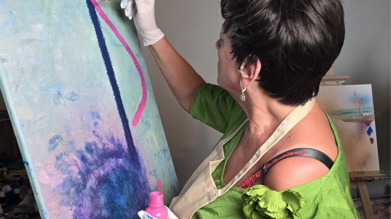 Konzentration beim Entstehungsprozess eines Werks bei den Kopf-FREI-Art-Workshops im Atelier von LadyMARIANN-Arts.