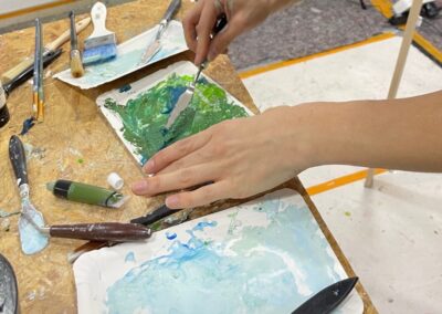 Einsatz von Materialien in den Kopf-FREI-Art-Workshops im Atelier von LadyMARIANN-Arts.